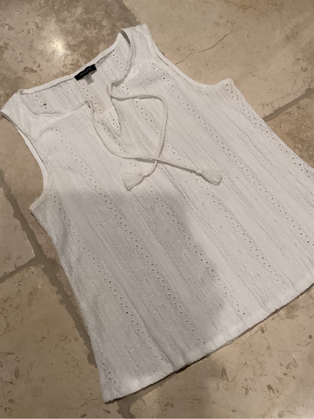 Cable & Gauge White Eyelet Top, Cute Tassel Ties Sleeveless 12
